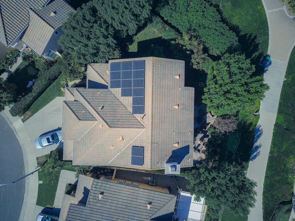 Luchtfoto van woonwijk met zonnepanelen op daken